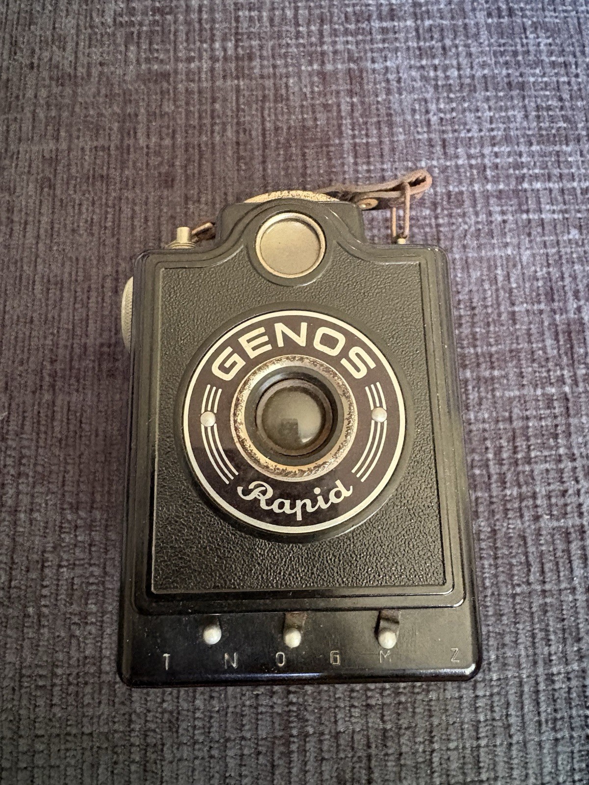 Genos Rapid Medium-Format Box Camera From 1950s With Leather Case