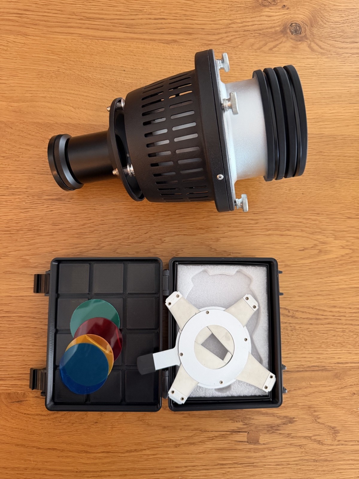 Fits Profoto heads, adjustable optical spot light projector attachment