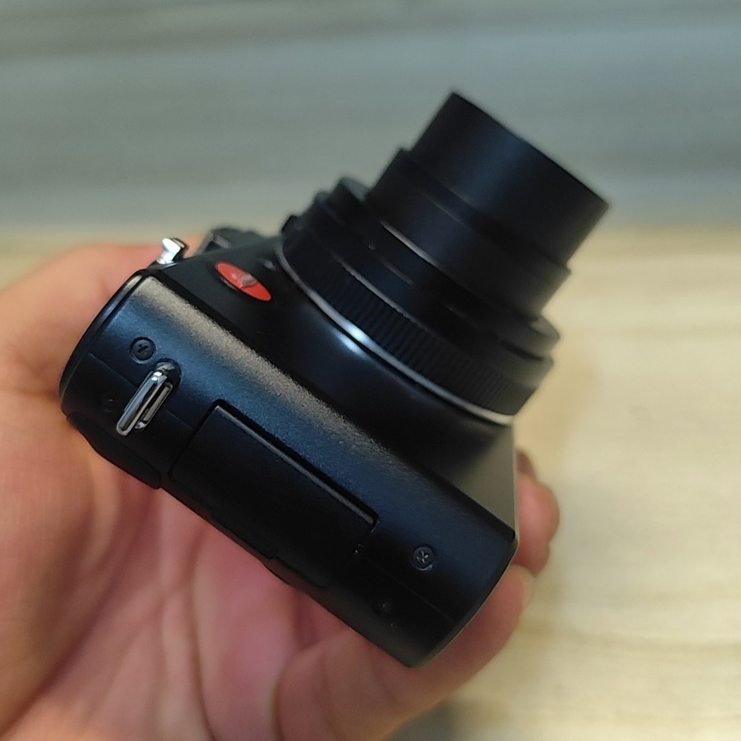 Leica D-LUX 5 Digital Camera 10.1MP 3.8x Optical Zoom 720p HD Video Recording