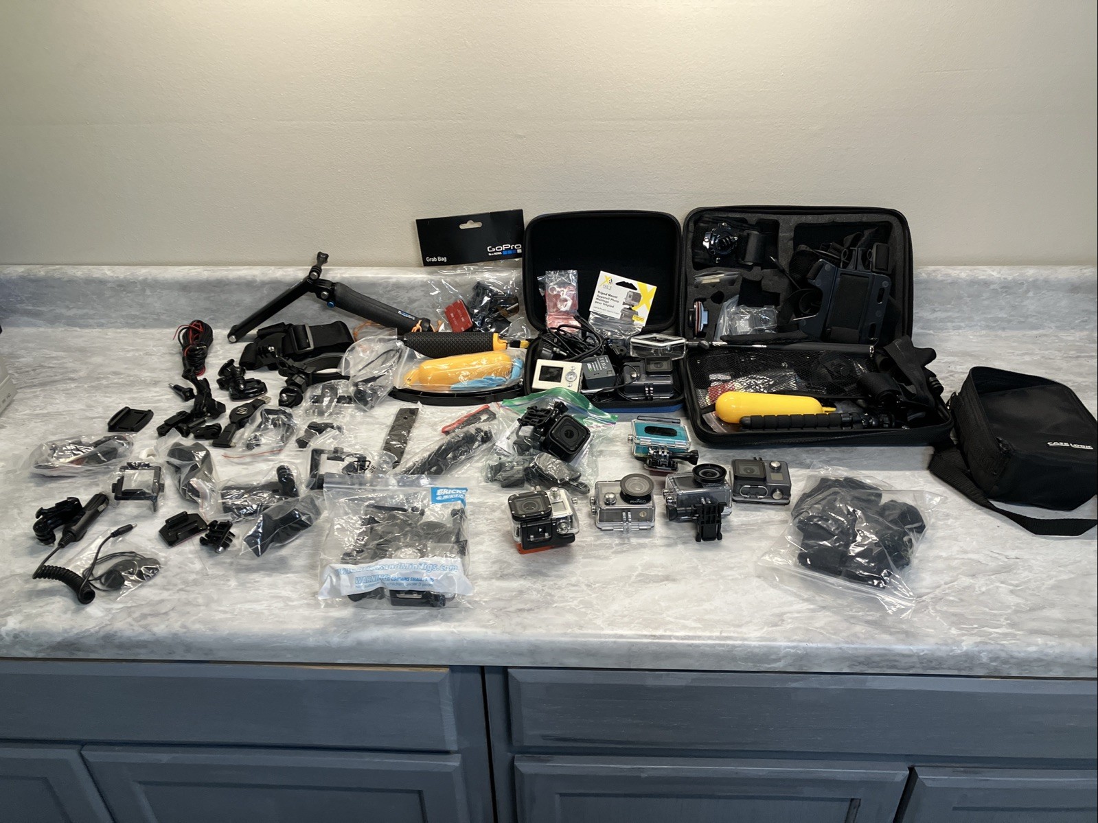 Lot 8 Cameras GOPRO HERO Xiaomi Yl UNTESTED MASSIVE ACCESSORIES MOUNTS CHARGERS
