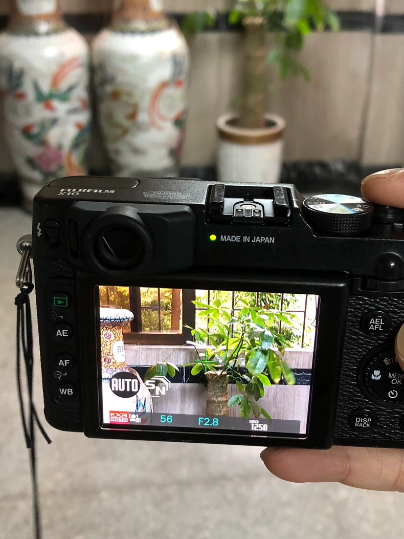 Fujifilm X10 12MP 4x Optical Zoom WiFi Compact Digital Camera with Flash 95% New