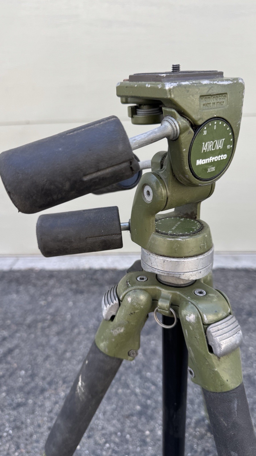 Manfrotto 141RCNAT 3030G 3-Way Pan/Tilt Head + Green Naturalist Tripod Legs Used