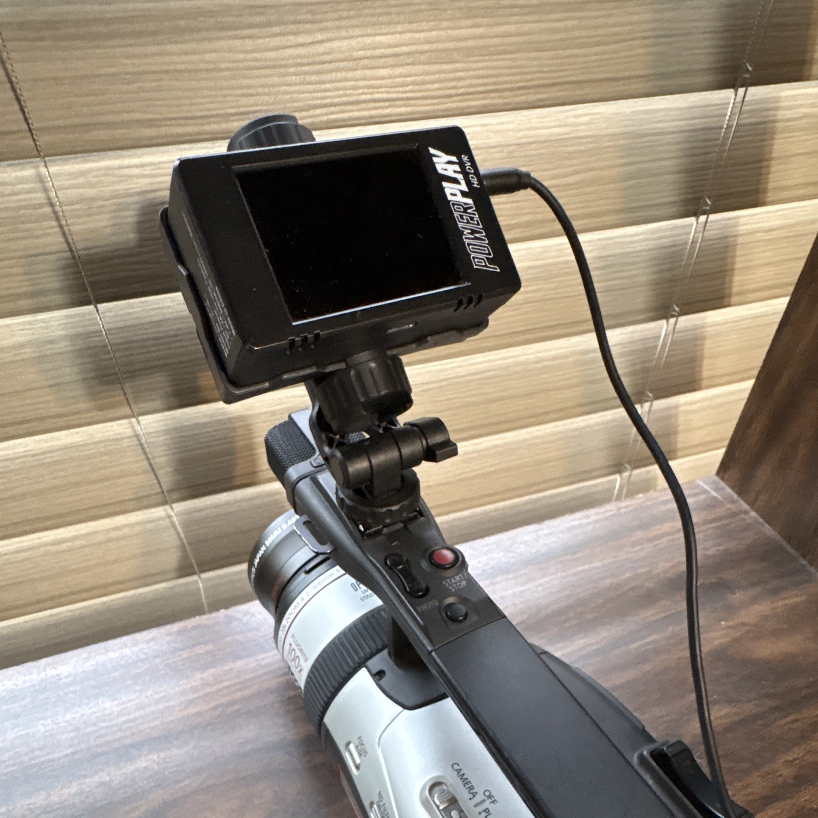 Canon GL2 NTSC 3CCD MiniDV SD Camcorder 20x/100x 2.5in LCD S-Video