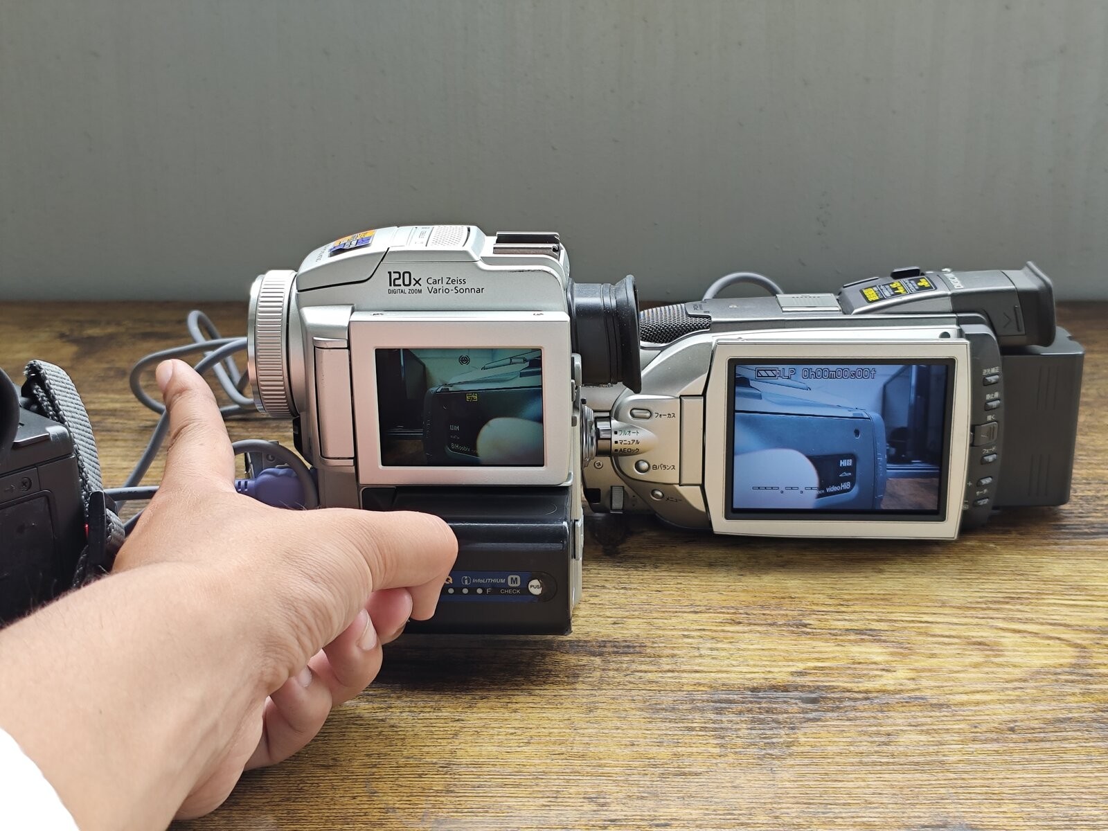 1141631 Sony DCR-PC110 MiniDV Camcorder Nightshot NTSC Tested w/ Charger