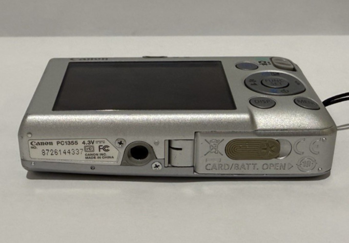 Canon PowerShot SD1200 IS Digital ELPH Camera 10MP Silver 3X Zoom Compact