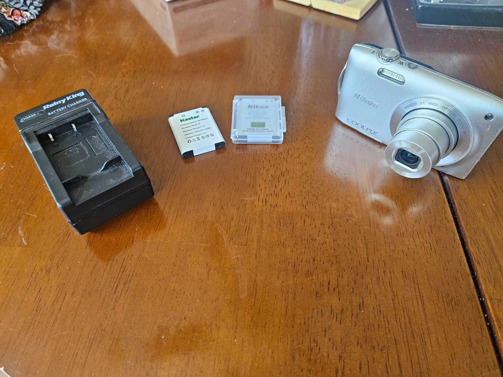 Nikon COOLPIX S3300 Silver Compact Camera 16MP 6x Zoom w/ Charger & Batteries