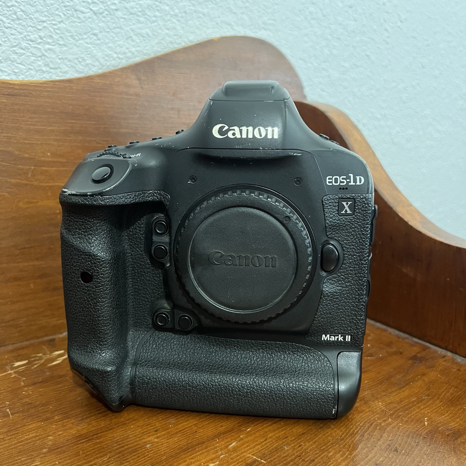 Canon EOS 1DX Mark II 20.2MP DSLR Camera Body Shutter Count 378000